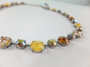 8113PH9 Halskette mit hochwertigen Glaskristallen curry-ocker Mix
